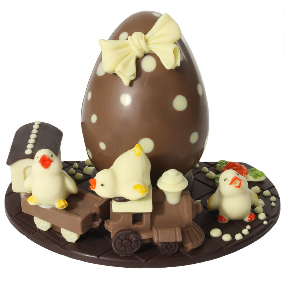 Composizione di cioccolato trenino e pulcini e Uovo di Pasqua