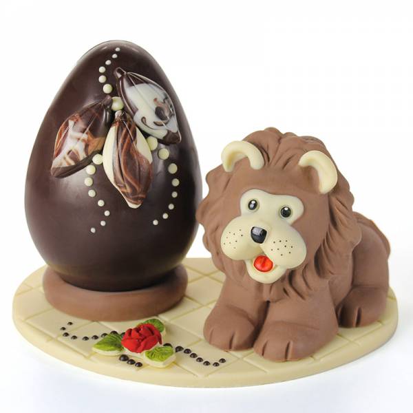 Leone con l'uovo di Pasqua di cioccolato - Uova di Pasqua